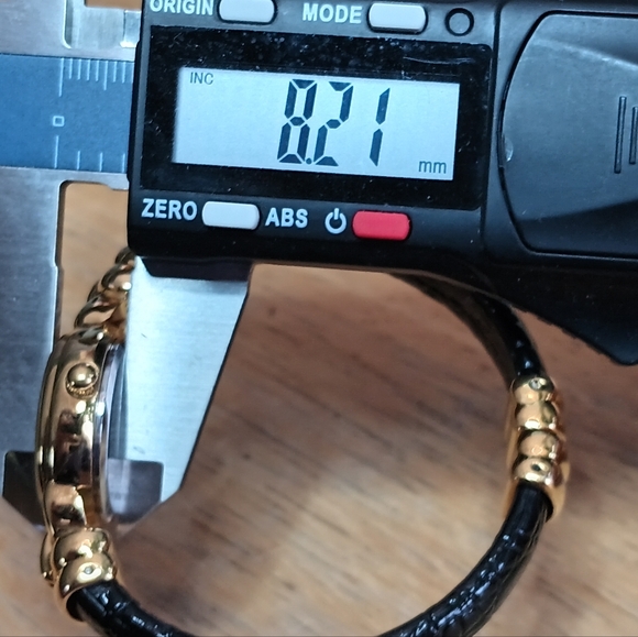 X Ladies Quartz Black Hills Gold watch. Gold tone case real gold leaves black - Picture 3 of 6